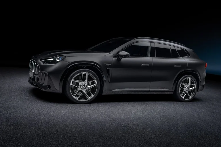 Mercedes-AMG GT SUV gris oscuro visto de costado y desde atrás, con la línea de techo baja y llantas de cinco brazos