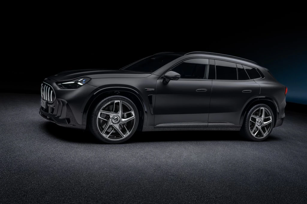 Mercedes-AMG GT SUV gris oscuro visto de costado y desde atrás, con la línea de techo baja y llantas de cinco brazos