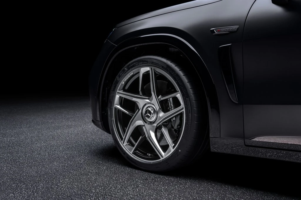 Llanta de cinco brazos del Mercedes-AMG GT SUV vista de cerca, con el paso de rueda y la entrada de aire lateral
