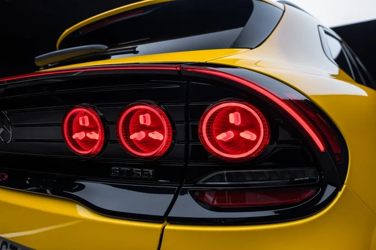 Detalle de las luces traseras circulares del Mercedes-AMG GT SUV amarillo