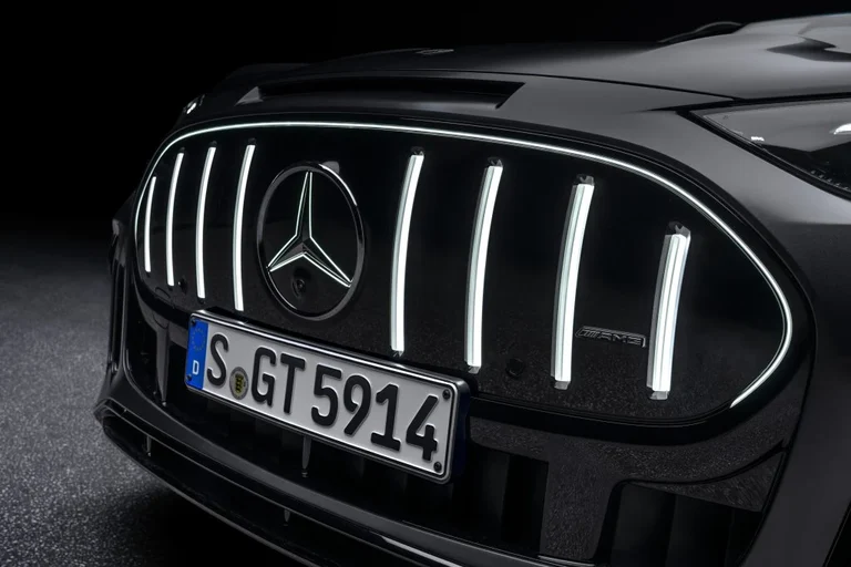 Primer plano de la parrilla AMG de barras verticales iluminadas y la estrella central del Mercedes-AMG GT SUV