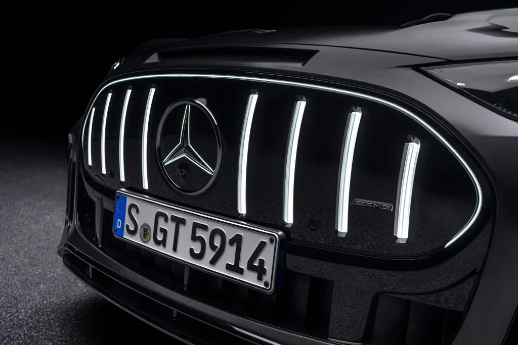 Primer plano de la parrilla AMG de barras verticales iluminadas y la estrella central del Mercedes-AMG GT SUV