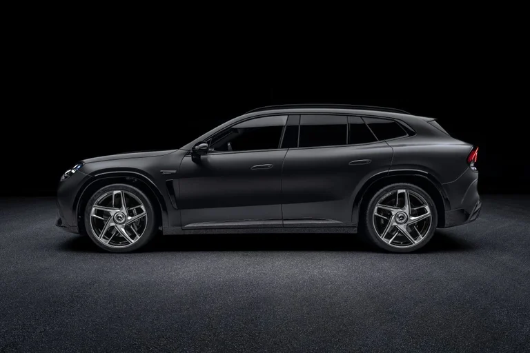 Perfil del Mercedes-AMG GT SUV gris oscuro, con la línea de techo que cae hacia atrás y las llantas de cinco brazos
