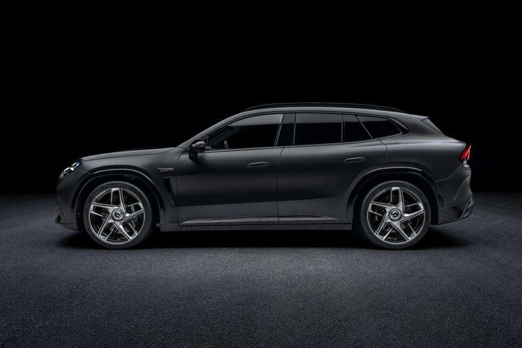 Perfil del Mercedes-AMG GT SUV gris oscuro, con la línea de techo que cae hacia atrás y las llantas de cinco brazos