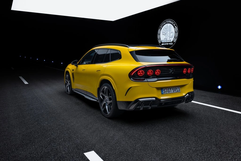 Mercedes-AMG GT SUV amarillo visto desde atrás, con las luces traseras circulares encendidas y el alerón
