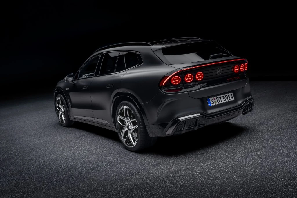 Mercedes-AMG GT SUV gris oscuro visto desde atrás en tres cuartos, con las seis luces traseras circulares