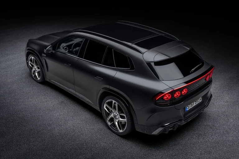 Mercedes-AMG GT SUV gris oscuro visto desde arriba y desde atrás, con la luneta inclinada y las luces traseras