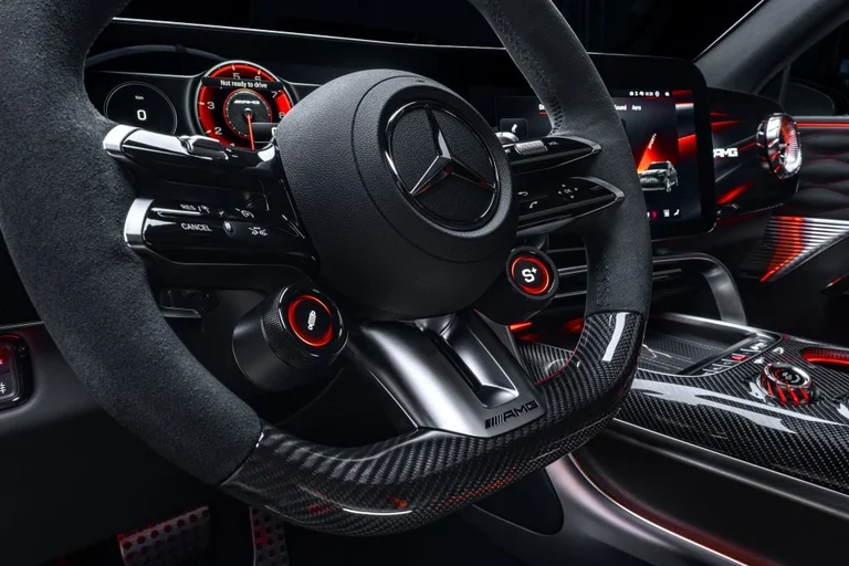 Volante AMG Performance del Mercedes-AMG GT SUV con botones y levas, y el panel de instrumentos detrás