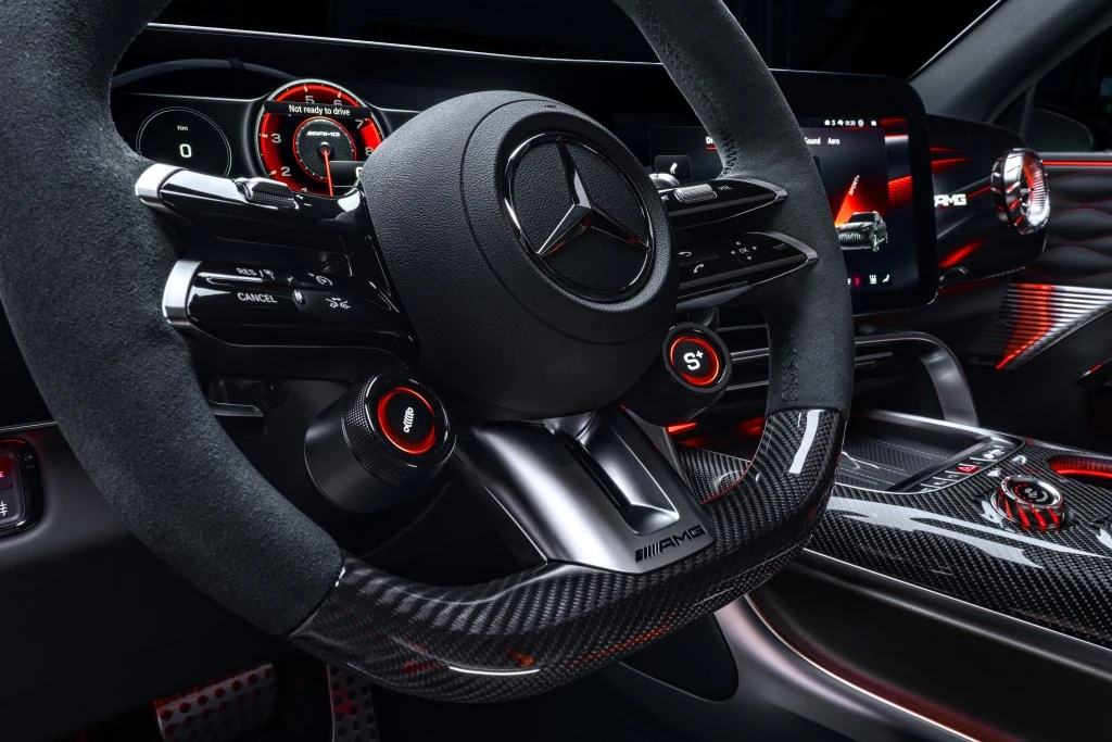 Volante AMG Performance del Mercedes-AMG GT SUV con botones y levas, y el panel de instrumentos detrás