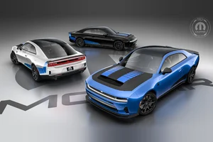 Tres Dodge Charger Mopar ’27 de dos puertas, en azul, negro y blanco, con franjas azules y el logo de los 90 años de Mopar
