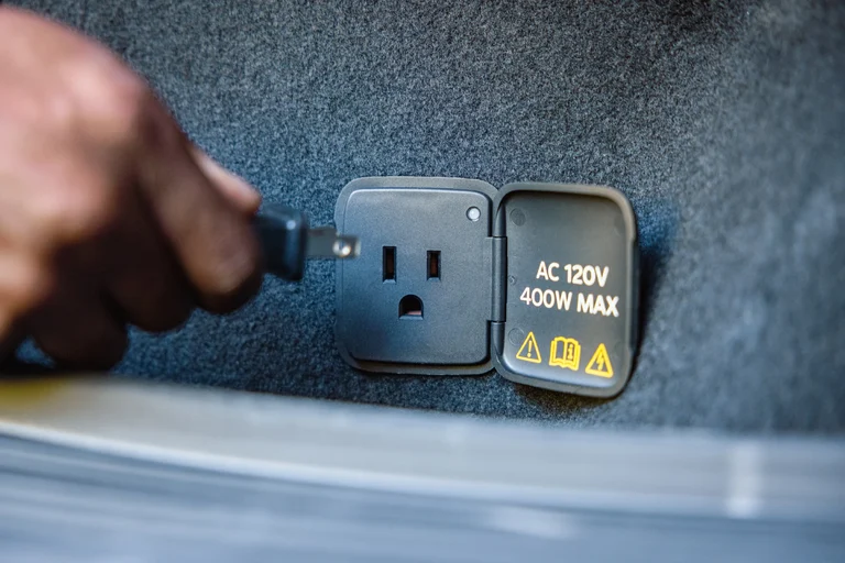 Toma de corriente de 120 voltios y 400 W máximos del Pro Power Onboard en el área de carga del Mach-E Trail