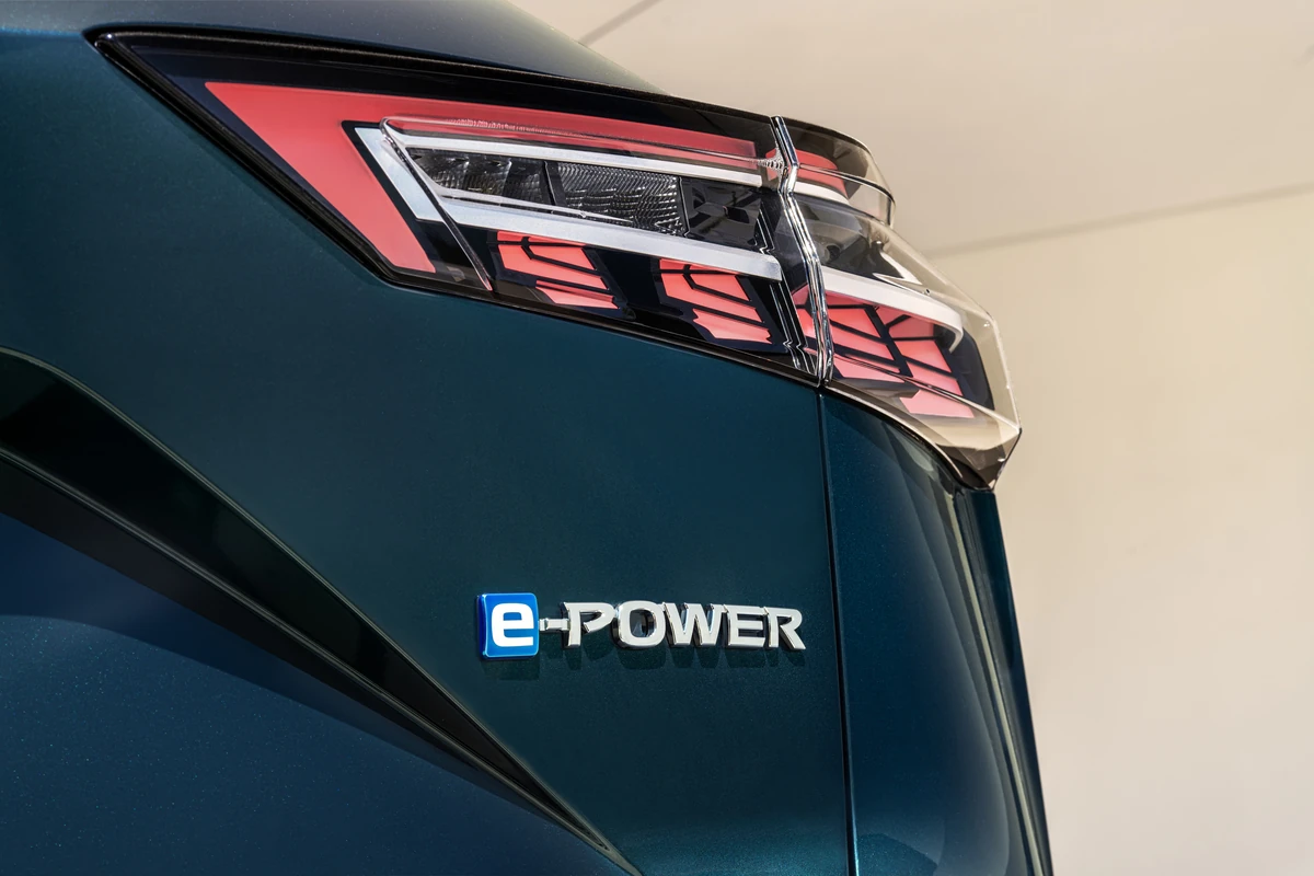 Emblema e-POWER en la parte trasera de un modelo de Nissan, junto a la luz trasera