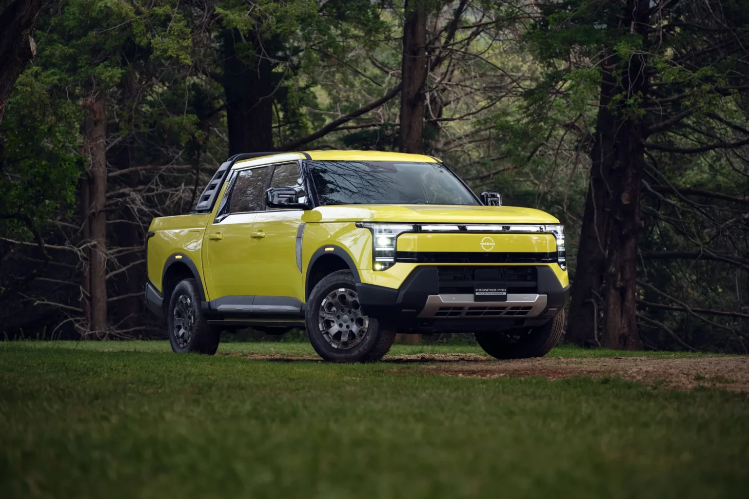 Nissan Frontier PRO PHEV, la primera pickup electrificada de Nissan, estacionada en un bosque