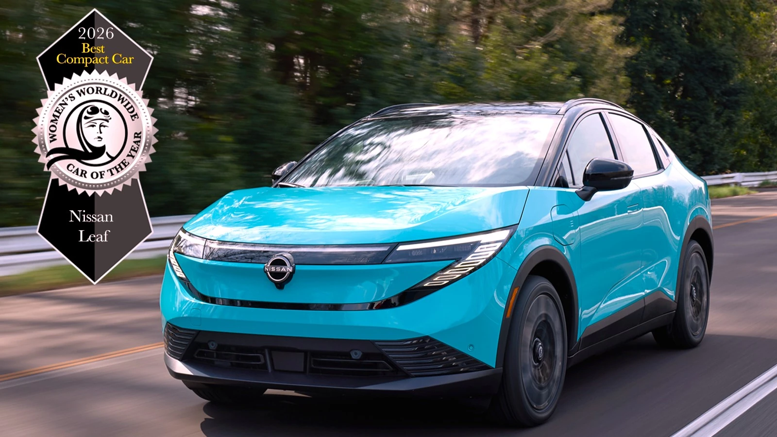 Nissan LEAF azul turquesa en una carretera, con el sello Women’s Worldwide Car of the Year 2026 al mejor auto compacto