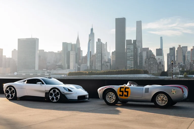 Porsche Mission S junto a un Porsche 550 Spyder de carreras con el número 55, frente a los edificios de Manhattan