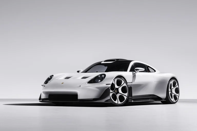 Porsche Mission S blanco visto de frente y de costado sobre fondo gris, con faros redondos y llantas de diseño nuevo