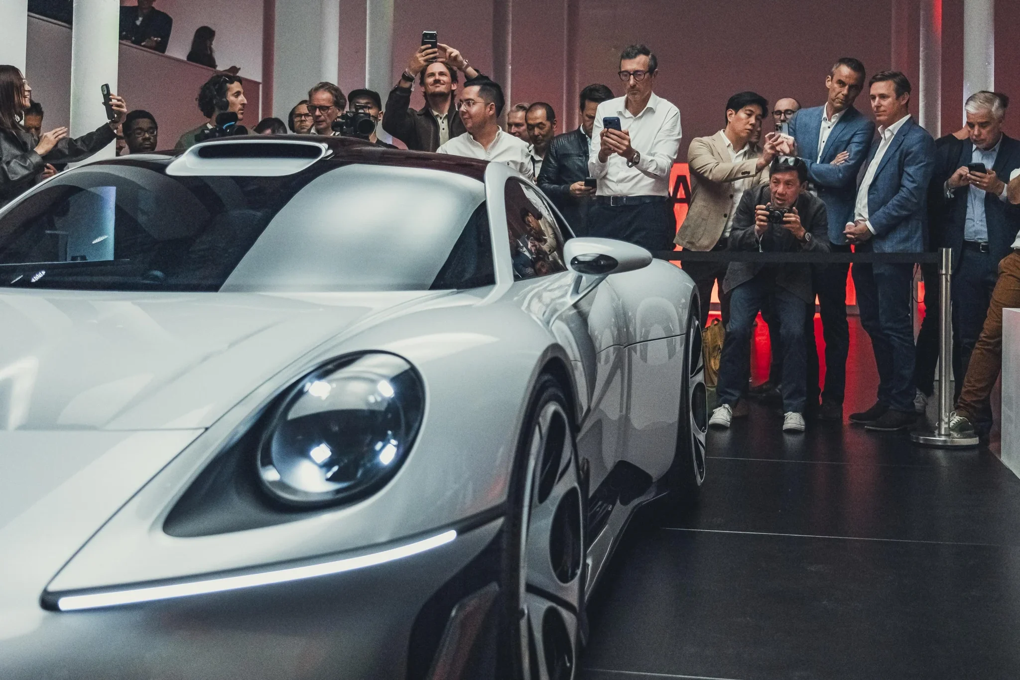Detalle del frente del Porsche Mission S durante la presentación, con periodistas y asistentes detrás