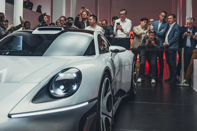Detalle del frente del Porsche Mission S durante la presentación, con periodistas y asistentes detrás