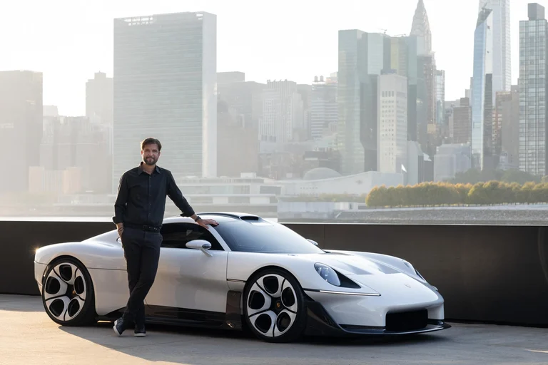 Tobias Sühlmann, jefe de Style Porsche, de pie junto al Porsche Mission S con Manhattan de fondo