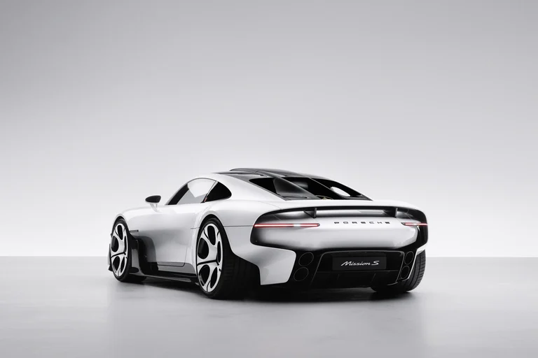 Porsche Mission S visto desde atrás y de costado, con la franja de luz trasera y las llantas de diseño nuevo