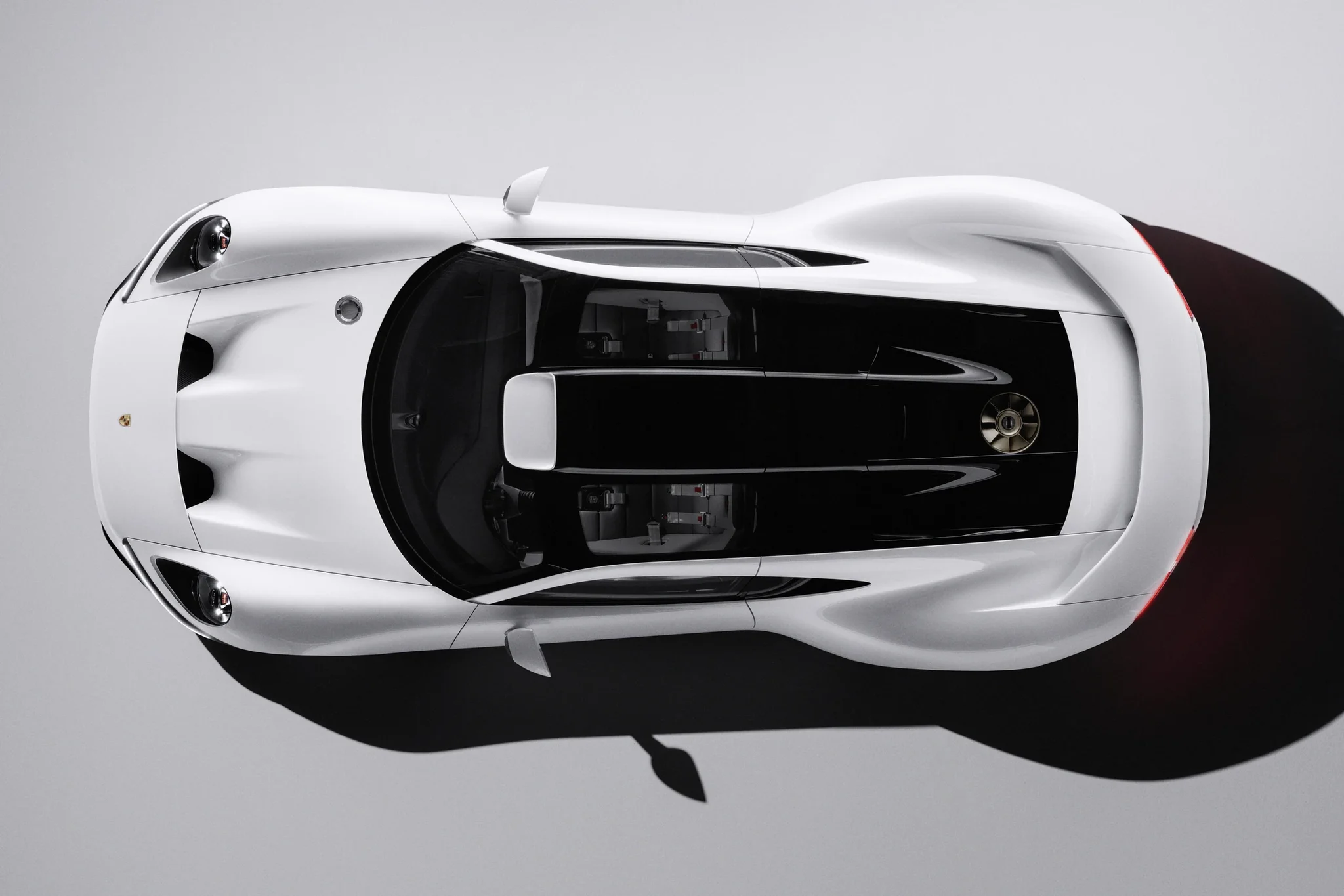 Porsche Mission S visto desde arriba, con el techo oscuro, el capó delantero y las llantas