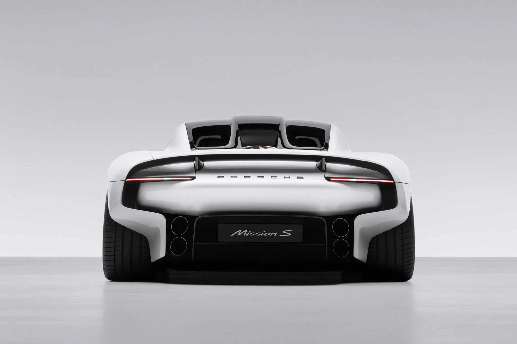 Parte trasera del Porsche Mission S con la luz de lado a lado, la palabra Porsche y el alerón integrado
