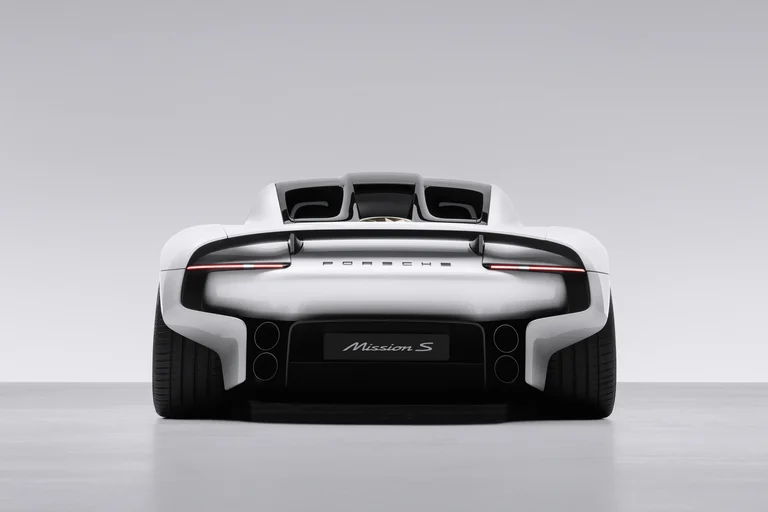Parte trasera del Porsche Mission S con la luz de lado a lado, la palabra Porsche y el alerón integrado