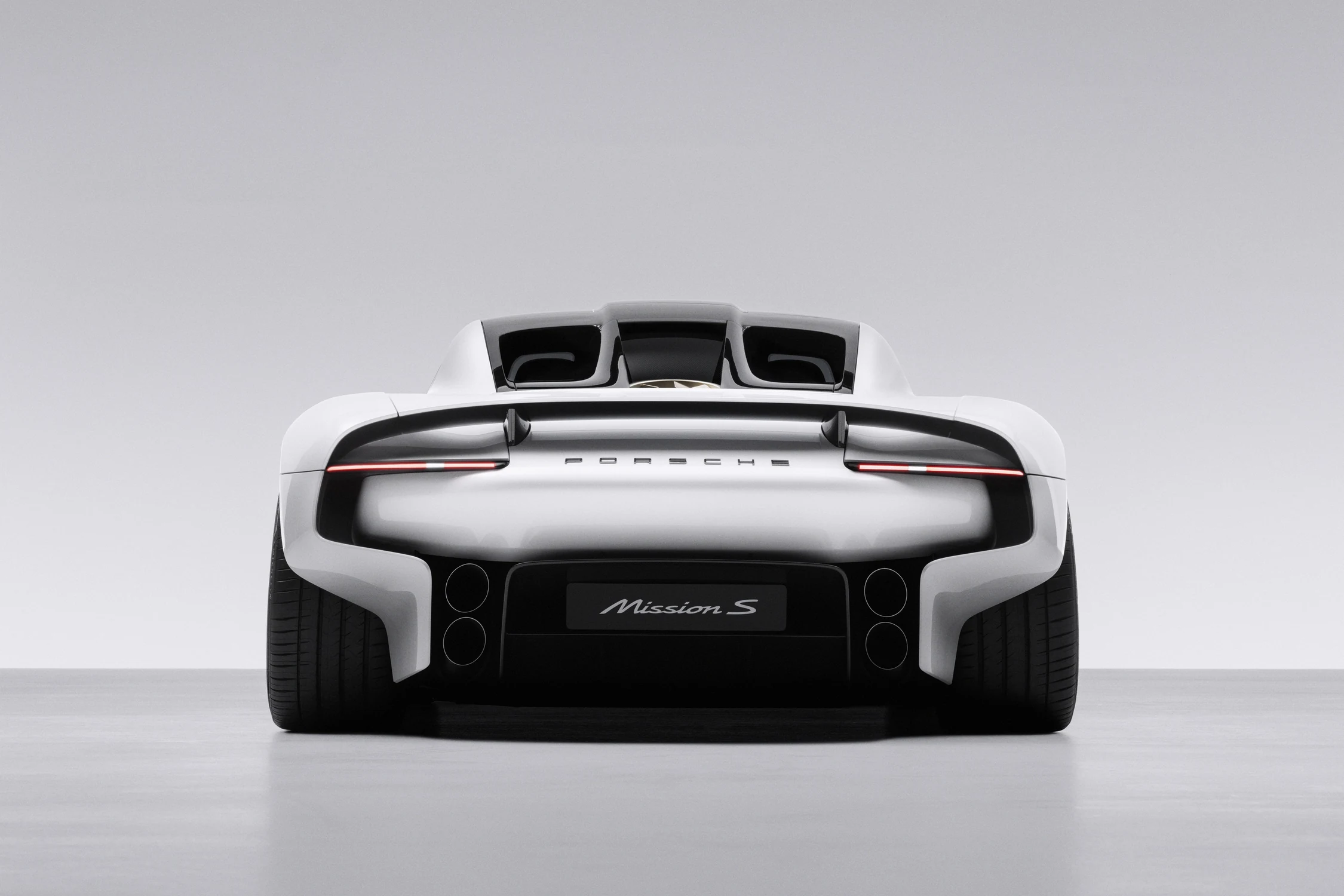 Parte trasera del Porsche Mission S con la luz de lado a lado, la palabra Porsche y el alerón integrado