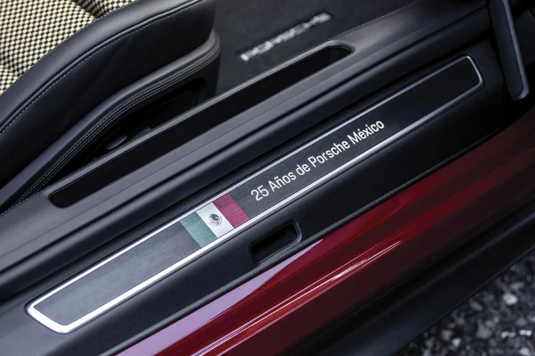 Estribo iluminado del Porsche 911 GT3 «La Serpiente» con la bandera de México y el texto 25 Años de Porsche México