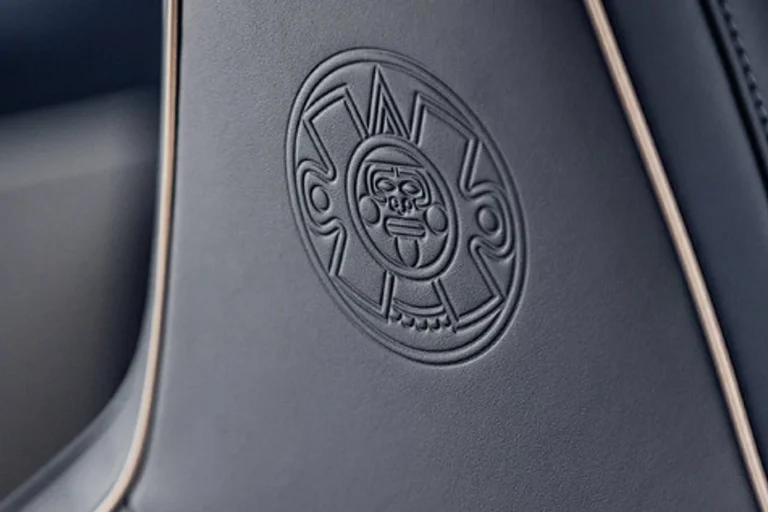 Grabado circular de inspiración mexicana sobre la piel negra de un asiento del Porsche 911 GT3 «La Serpiente»