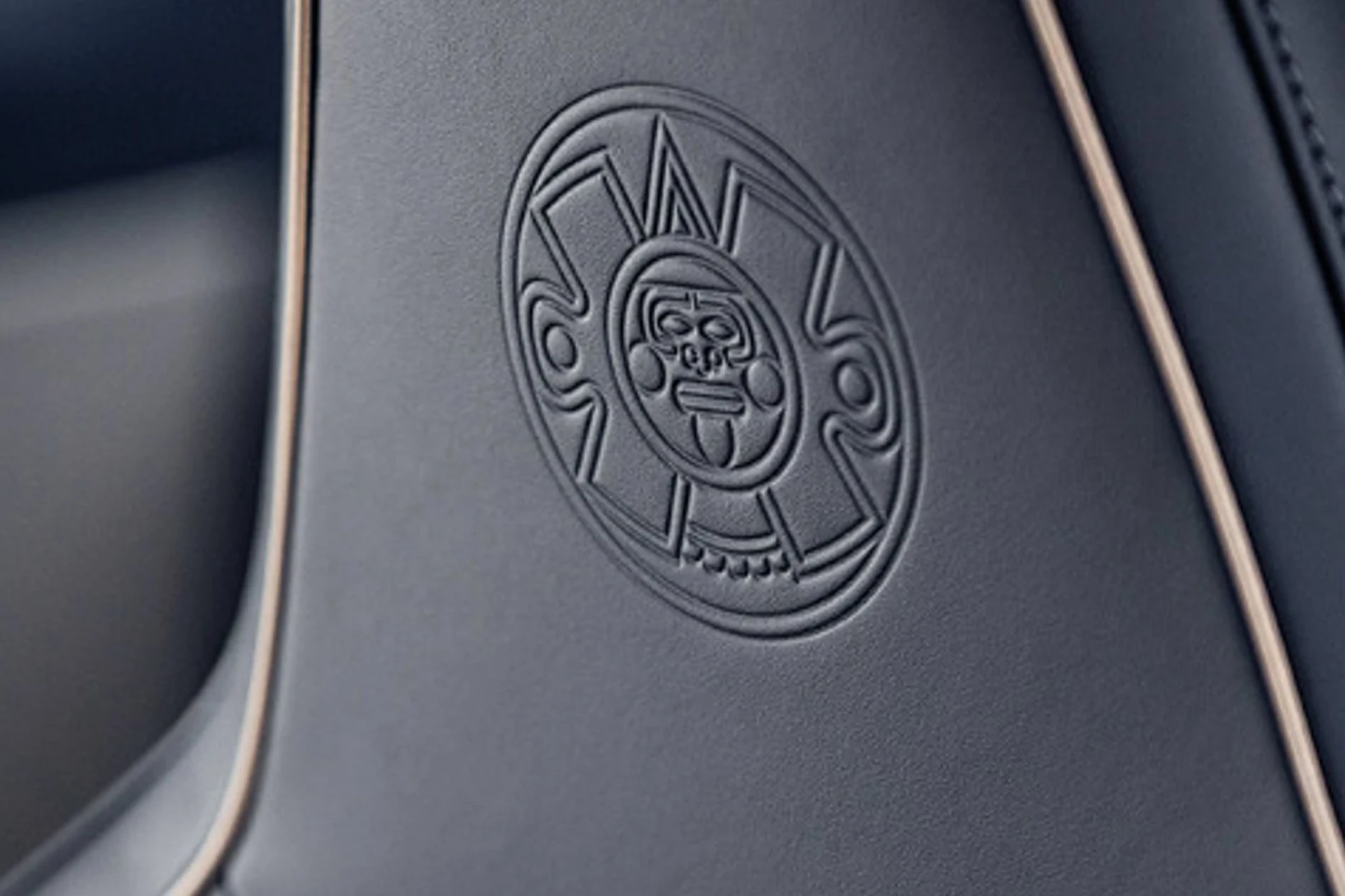 Grabado circular de inspiración mexicana sobre la piel negra de un asiento del Porsche 911 GT3 «La Serpiente»