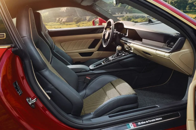 Interior del Porsche 911 GT3 «La Serpiente» con asientos de piel negra y detalles dorados