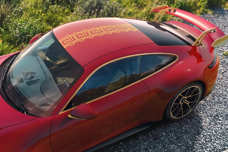 Porsche 911 GT3 «La Serpiente» fotografiado desde el techo, con motivos geométricos dorados sobre la carrocería roja