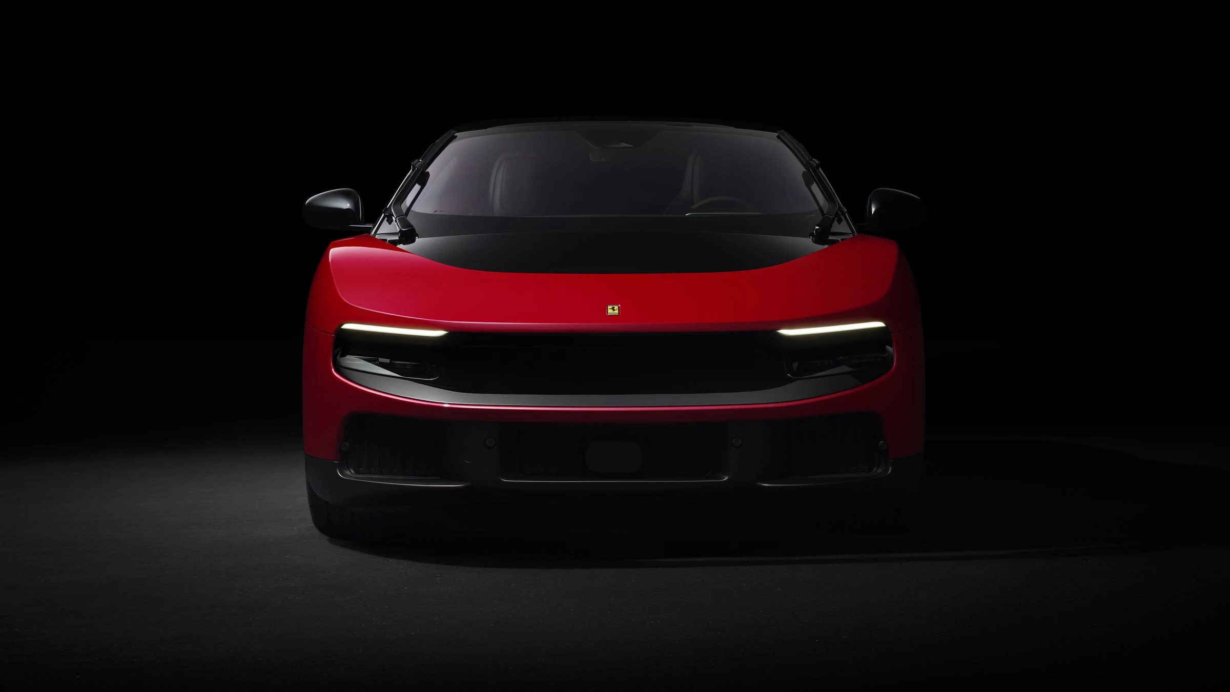 Frente del Ferrari Luce rojo con la franja de luz horizontal encendida sobre fondo negro