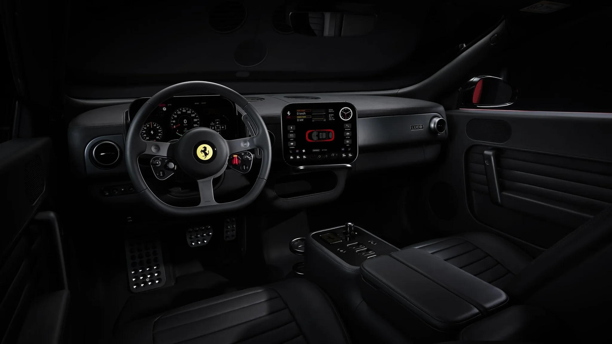 Interior en negro del Ferrari Luce con el volante, la pantalla central y la consola con botones mecánicos