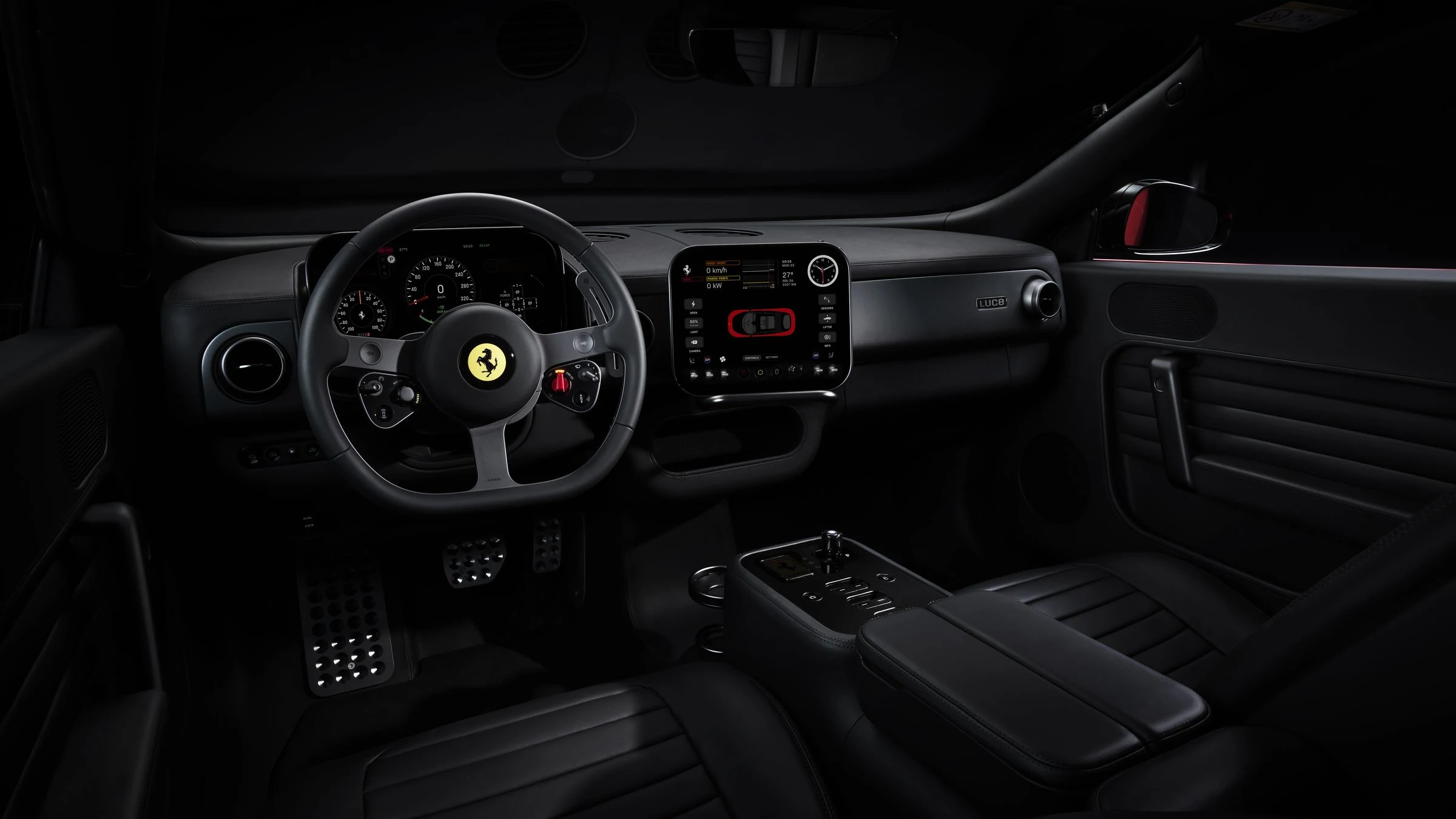 Interior en negro del Ferrari Luce con el volante, la pantalla central y la consola con botones mecánicos