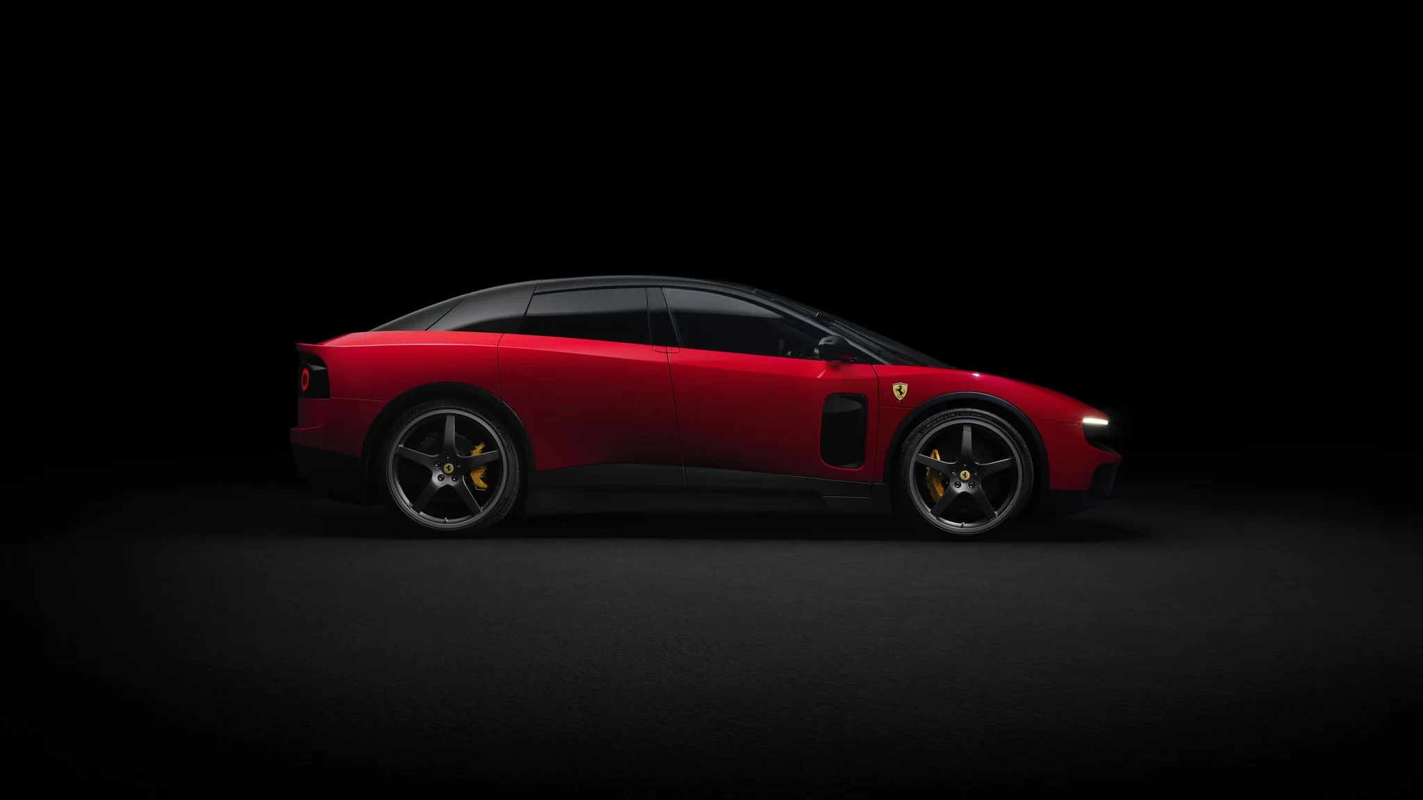 Perfil del Ferrari Luce rojo, un fastback de cuatro puertas con techo de cristal oscuro, sobre fondo negro