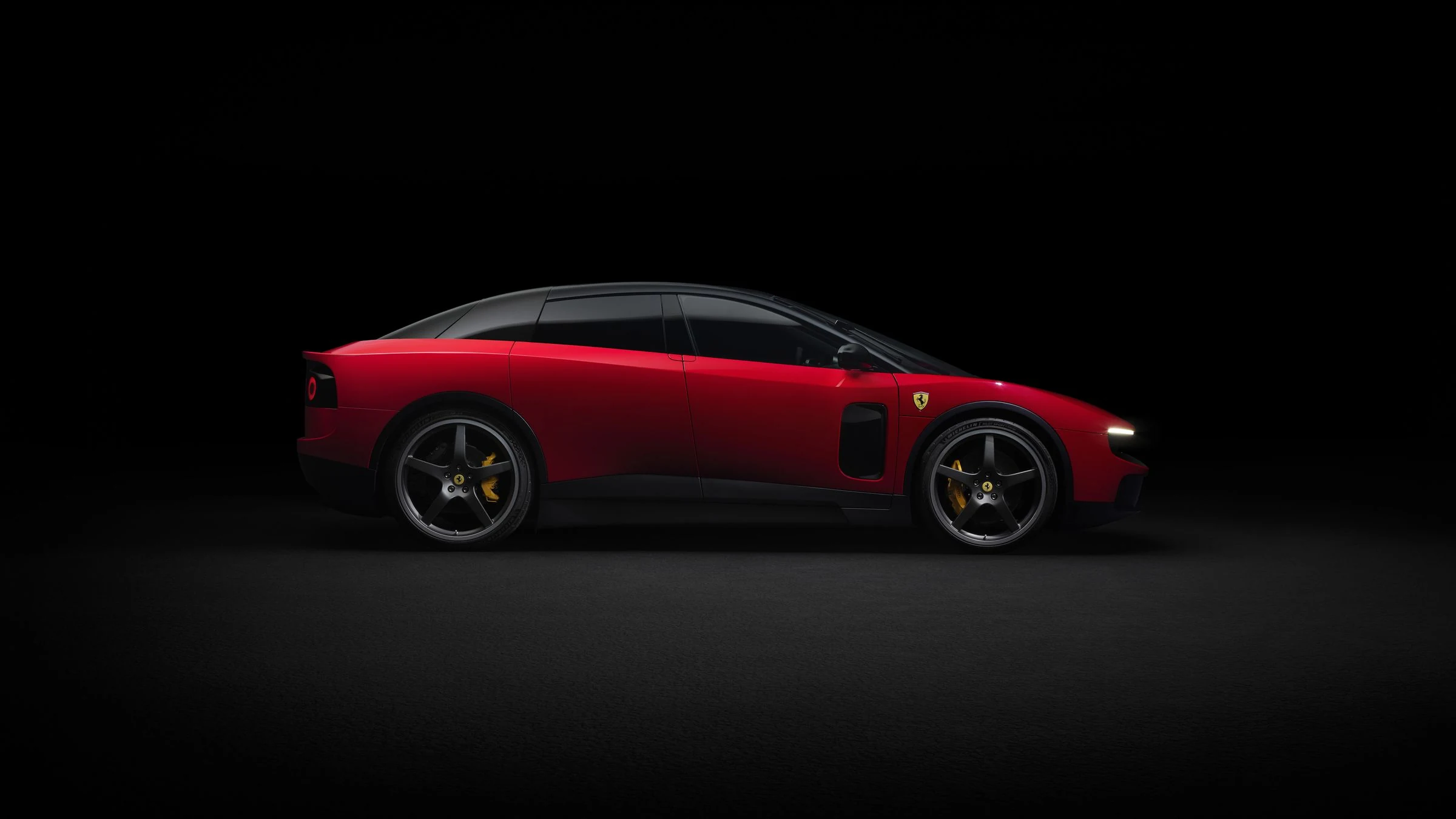 Perfil del Ferrari Luce rojo, un fastback de cuatro puertas con techo de cristal oscuro, sobre fondo negro