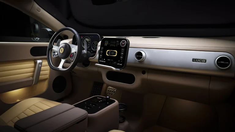 Tablero del Ferrari Luce en tonos claros, con el volante, el cuadro de instrumentos y la pantalla central