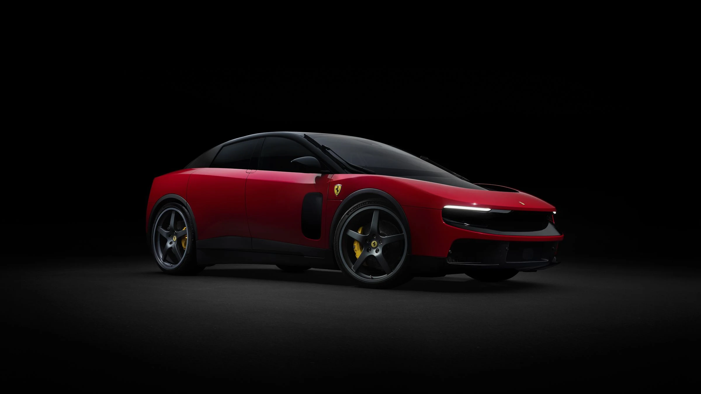 Precio del Ferrari Luce: el eléctrico rojo de Ferrari visto de tres cuartos frontales sobre fondo negro