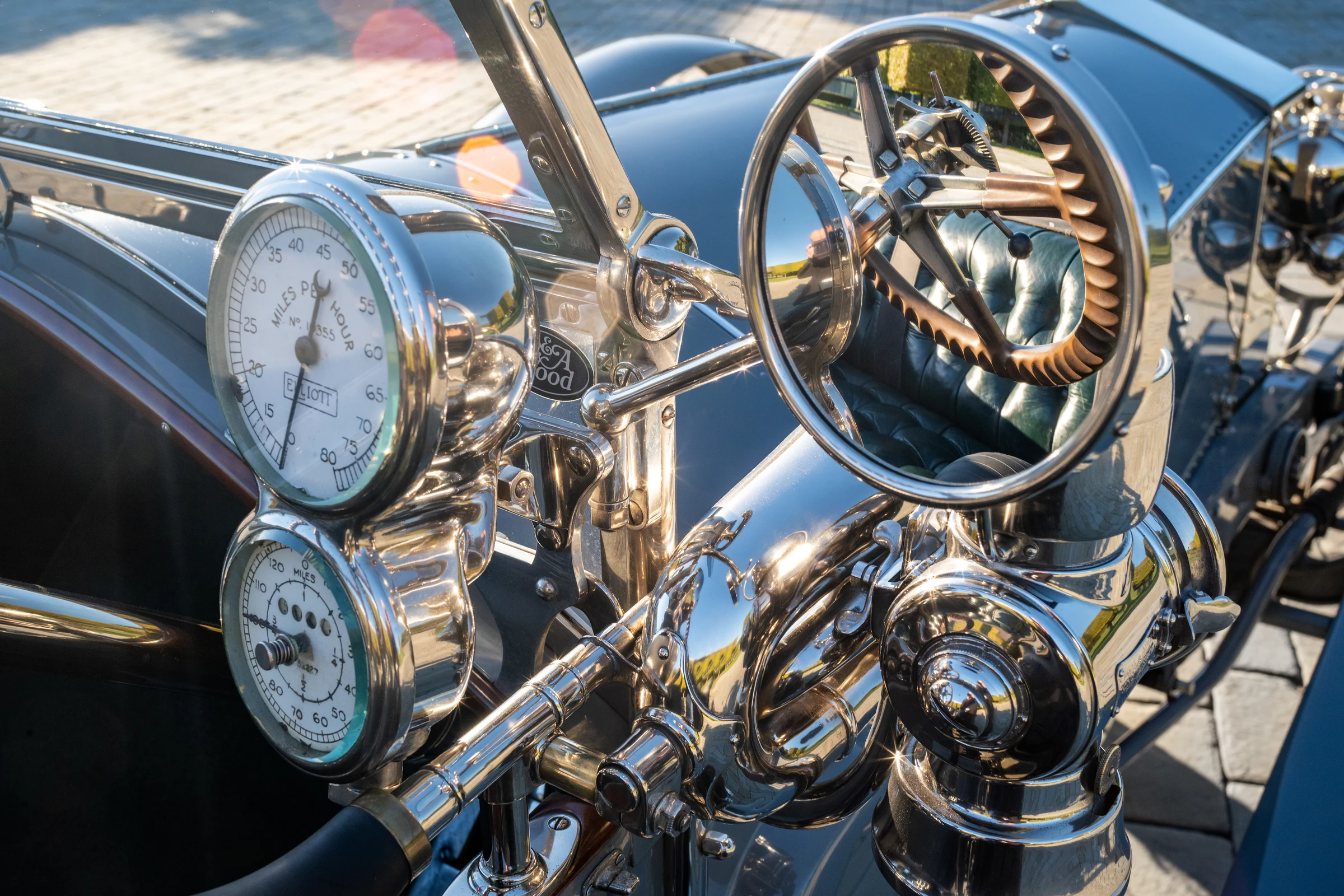 Detalle del puesto de conducción del Rolls-Royce Silver Ghost, con el volante, los relojes y las palancas niqueladas