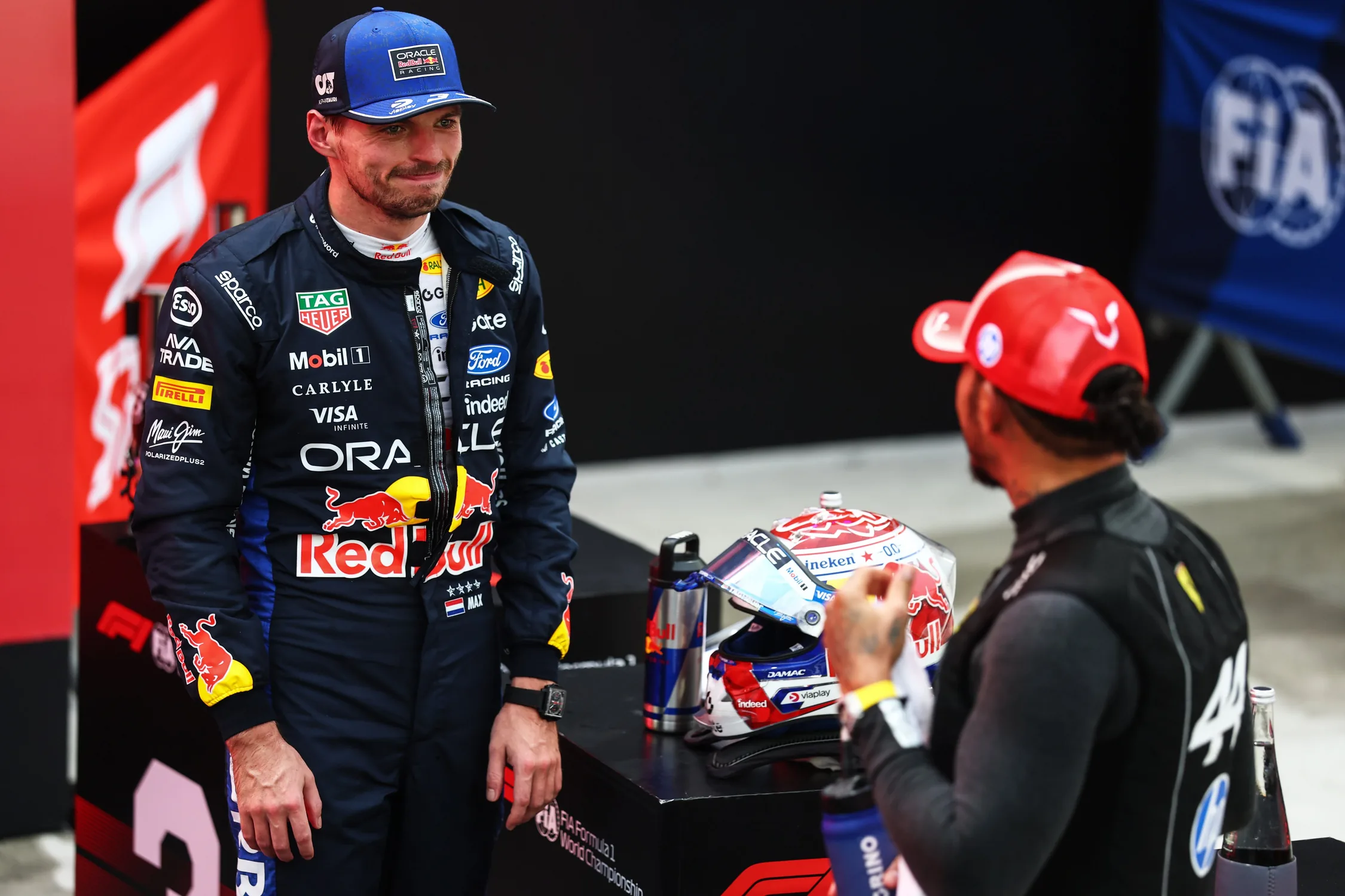 Max Verstappen sonríe y conversa con Lewis Hamilton después del sprint de Singapur