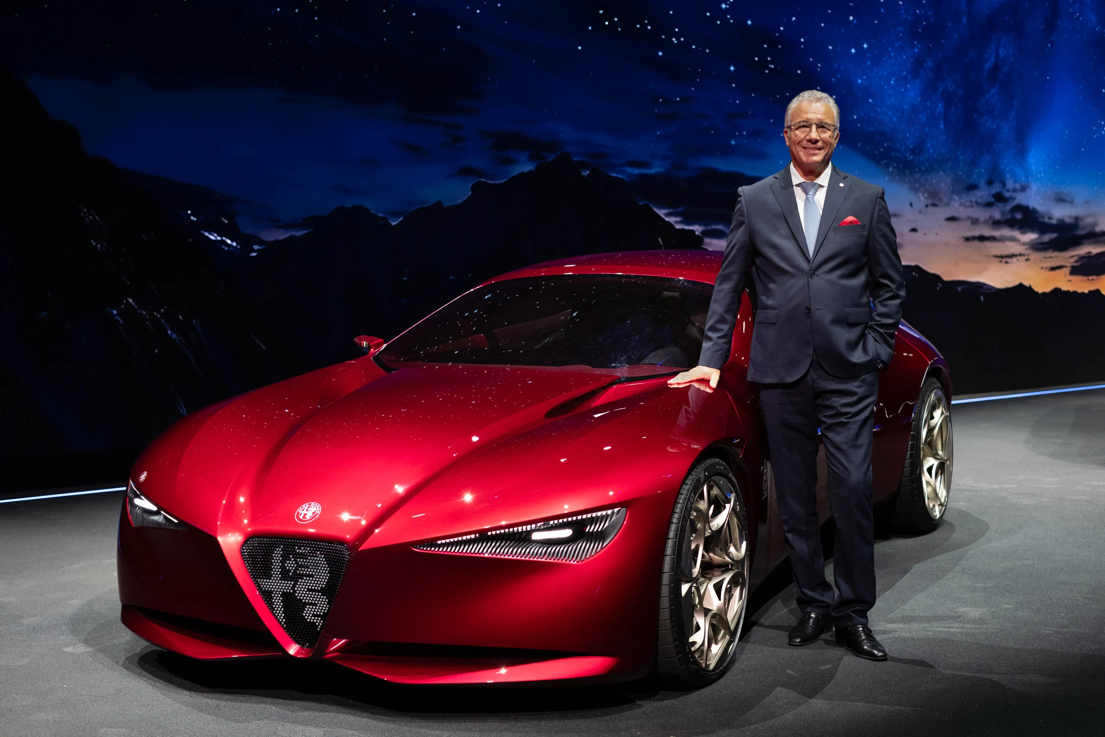 Alfa Romeo Cuorerosso, un coupé rojo, en el escenario de The Night Before junto a un directivo de la marca
