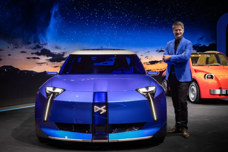 DS F3VER, concepto azul con firma lumínica vertical, visto de frente