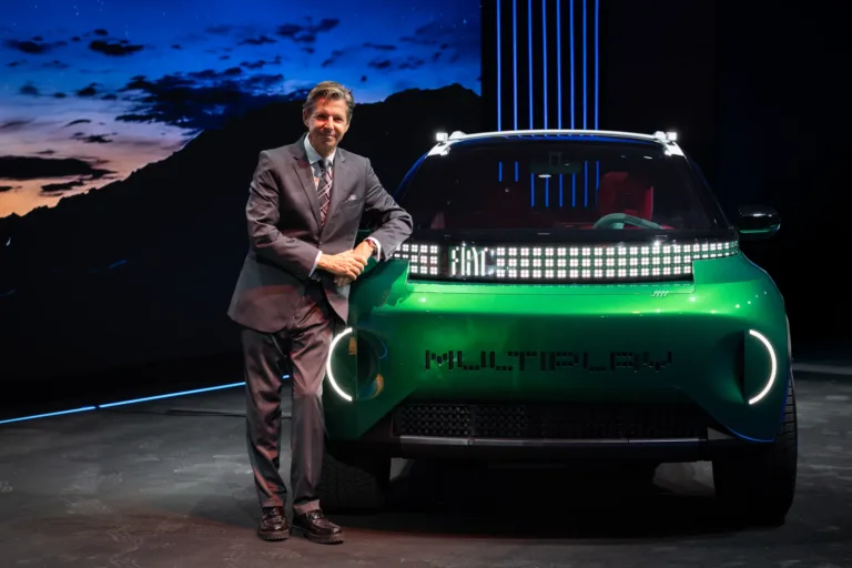 Fiat Multiplay, concepto verde con el nombre Multiplay en el frente y una firma lumínica de puntos