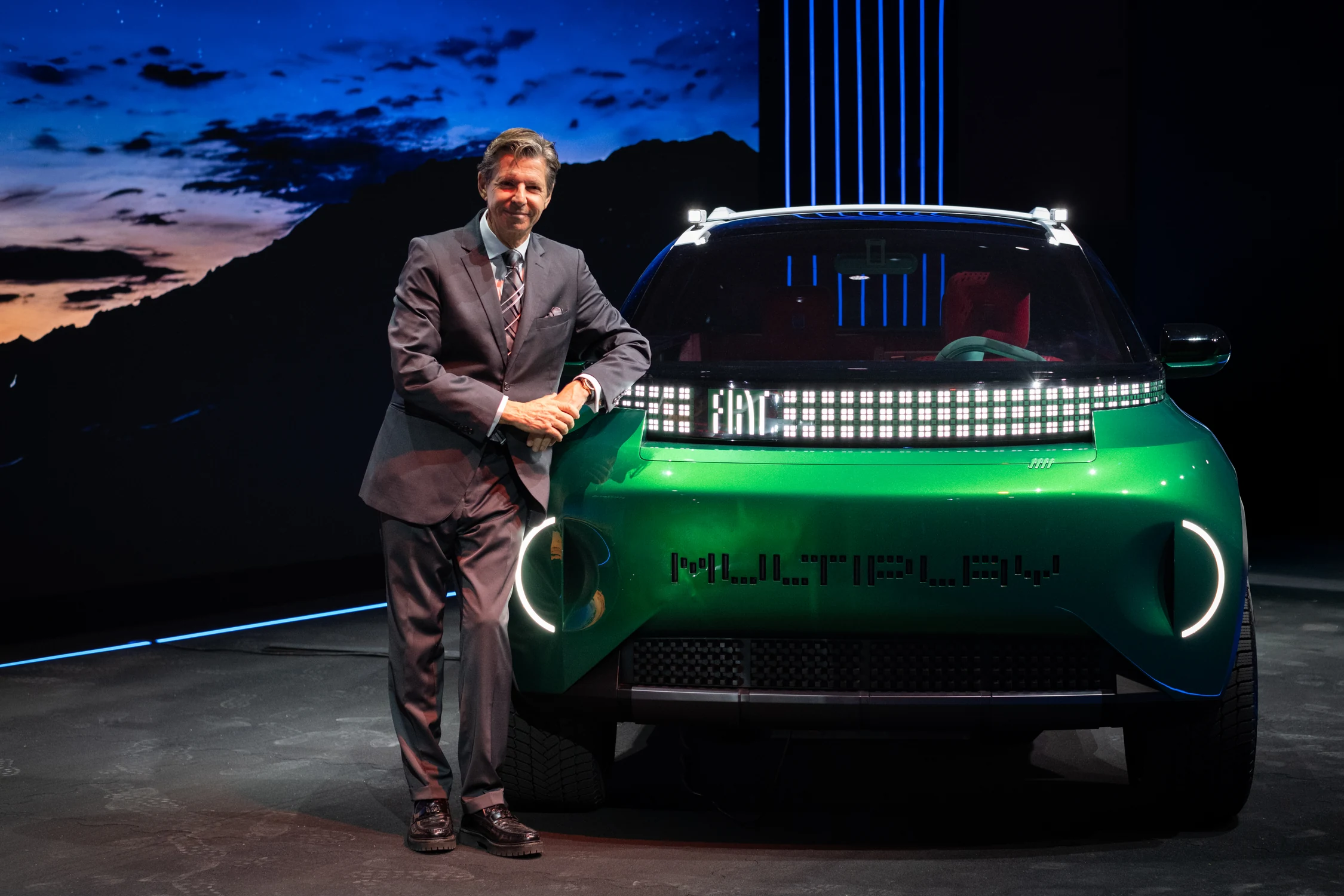 Fiat Multiplay, concepto verde con el nombre Multiplay en el frente y una firma lumínica de puntos