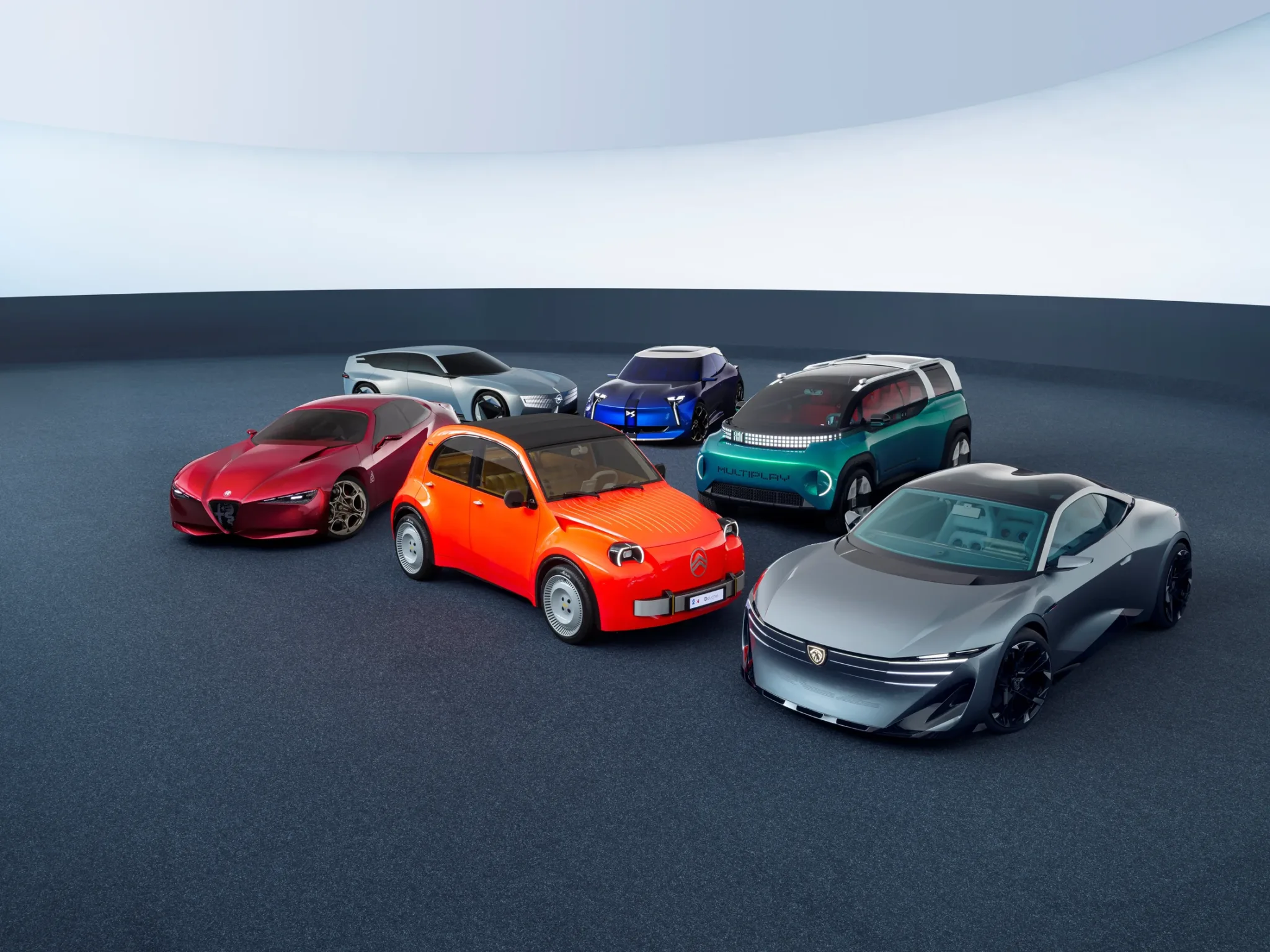 Los seis conceptos de Stellantis reunidos en un estudio blanco: Alfa Romeo, Citroën, DS, Fiat, Opel y Peugeot