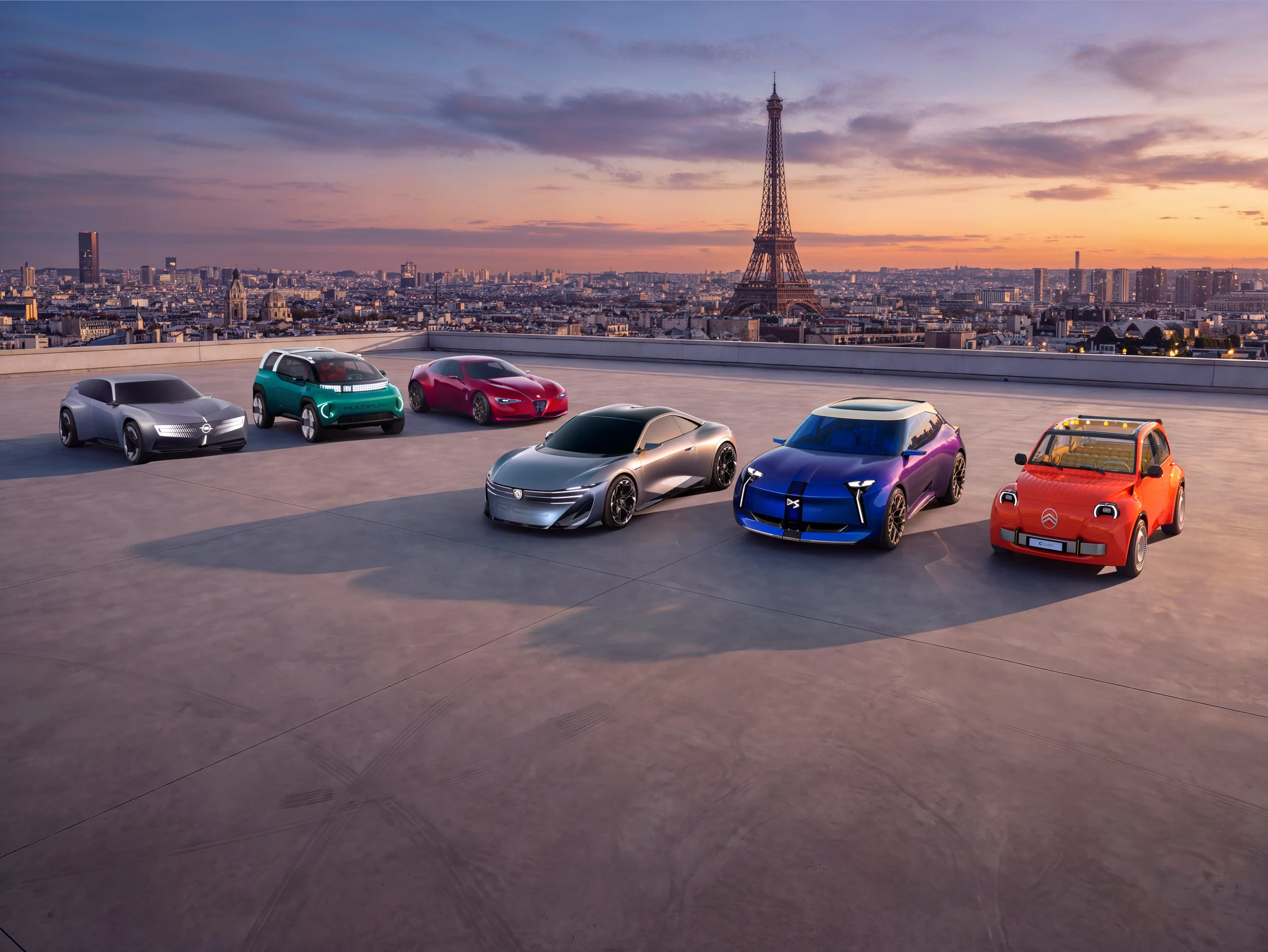 Los seis conceptos de Stellantis reunidos en una terraza de París, con la Torre Eiffel al fondo al atardecer