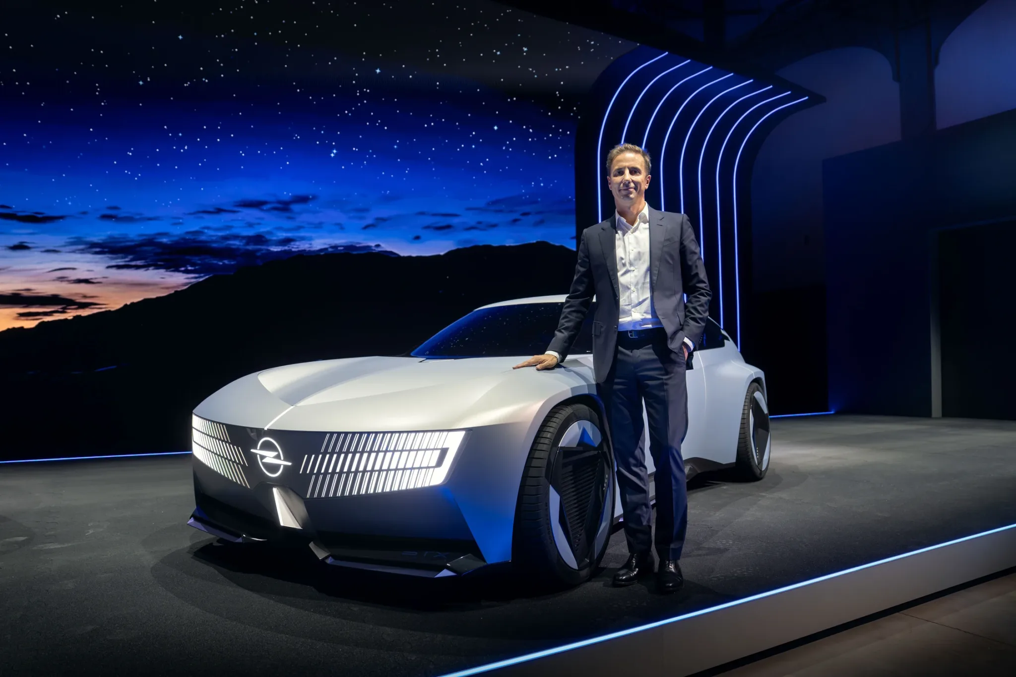 Opel STX Concept, familiar bajo de color gris con la firma lumínica Opel Vizor