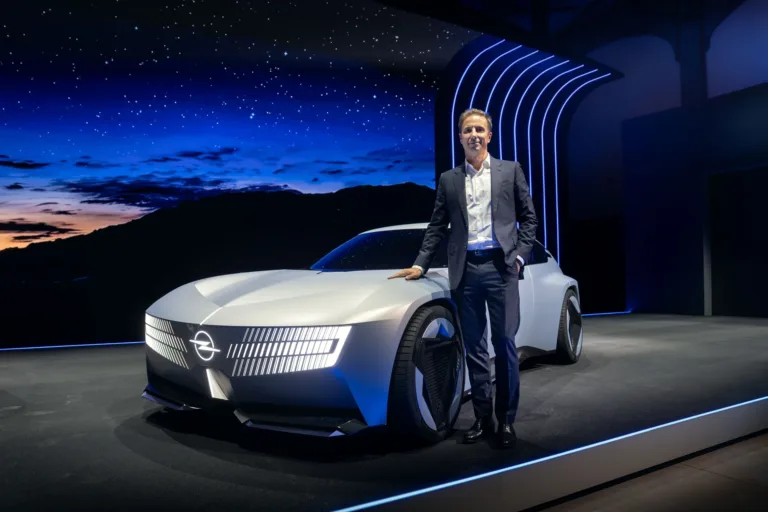 Opel STX Concept, familiar bajo de color gris con la firma lumínica Opel Vizor